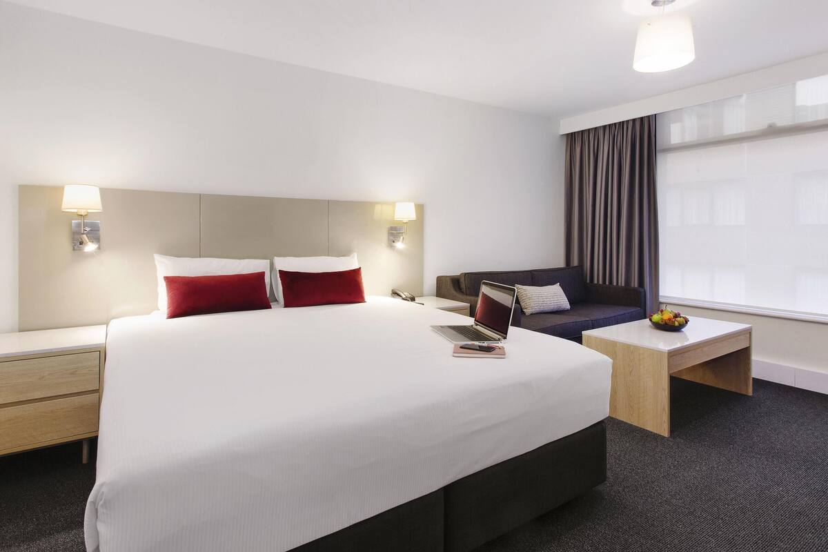 Standard Room, 1 King Bed | In-room safe, desk, laptop workspace, blackout curtains