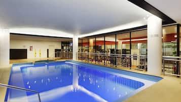 Piscina interna, funciona das 6h às 22h, espreguiçadeiras