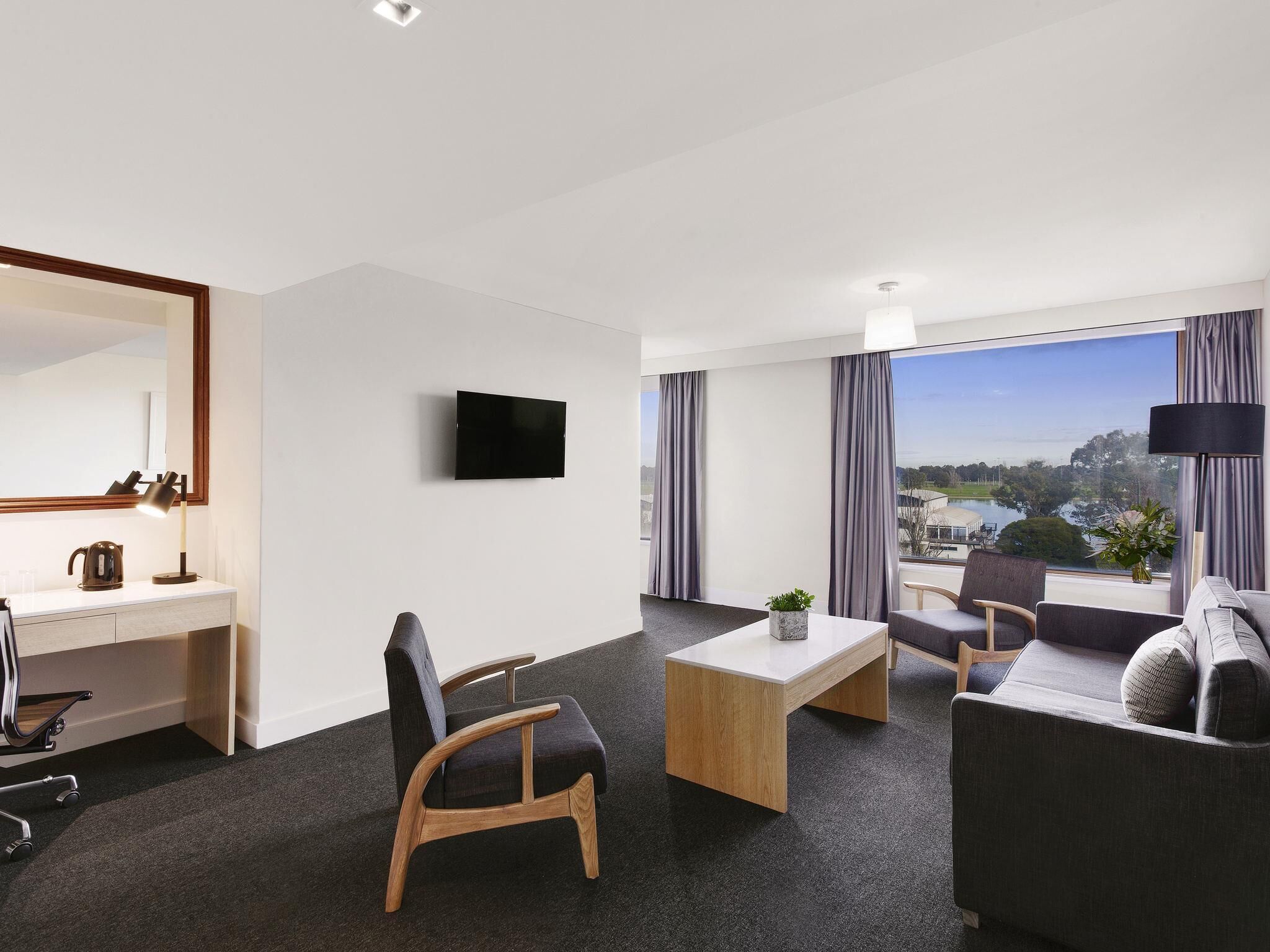 Suite supérieure, 1 chambre, vue sur le lac | Coffre-fort, bureau, espace de travail pour ordinateurs portables