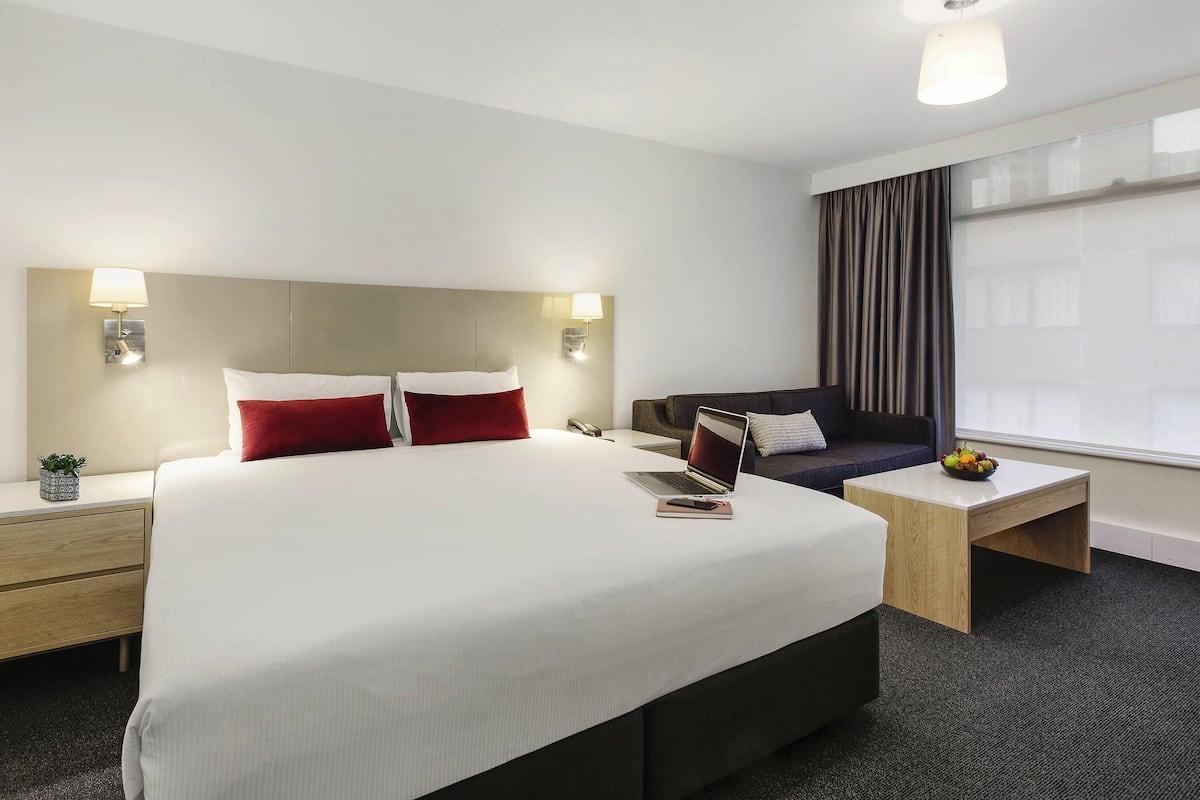 Standard Room, 1 King Bed | In-room safe, desk, laptop workspace, blackout drapes