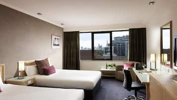 Caja de seguridad en la habitación y escritorio