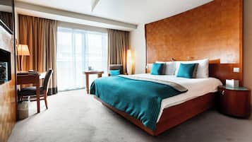 Quarto de hotel com uma cama grande, uma escrivaninha, uma cadeira, um abajur e uma mesa de cabeceira.