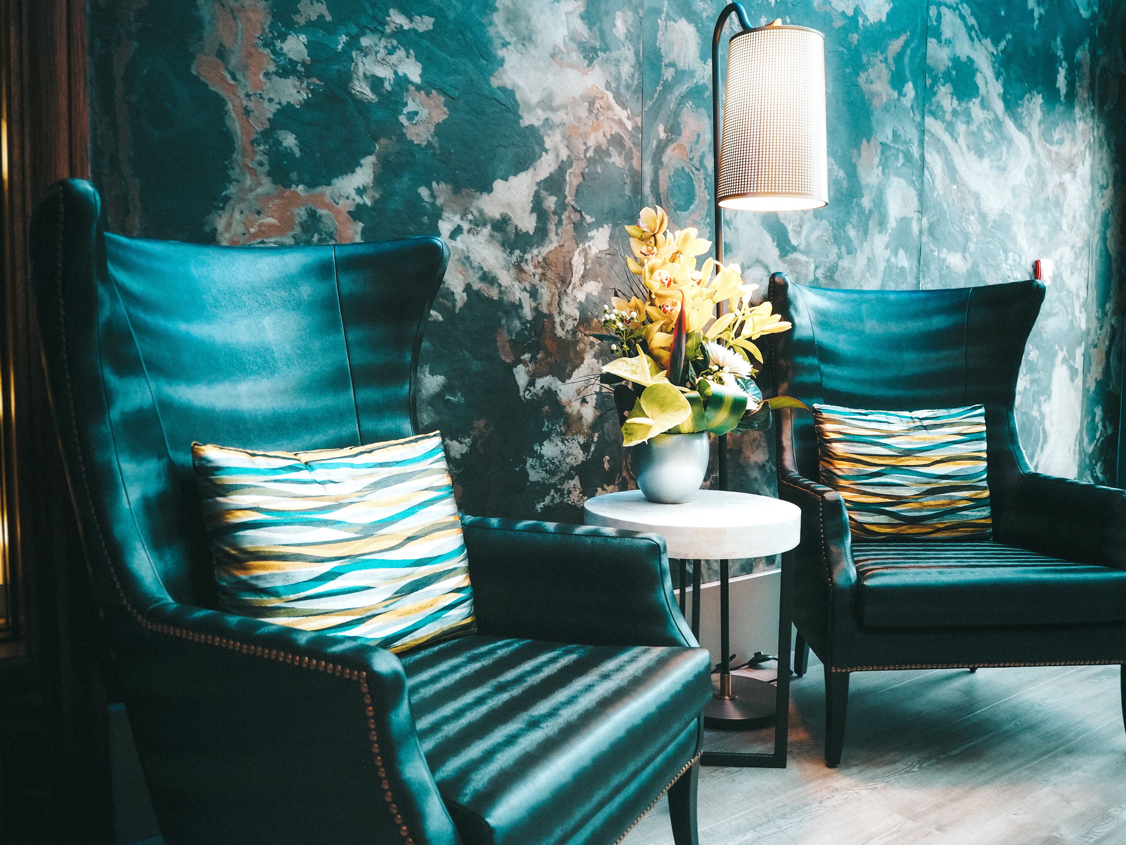 4 bars/lounges, cocktail bar