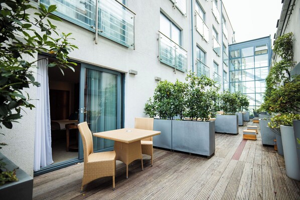 ห้องซูพีเรียดับเบิล, เตียงใหญ่ 1 เตียง (Gold) | ลานระเบียง/นอกชาน