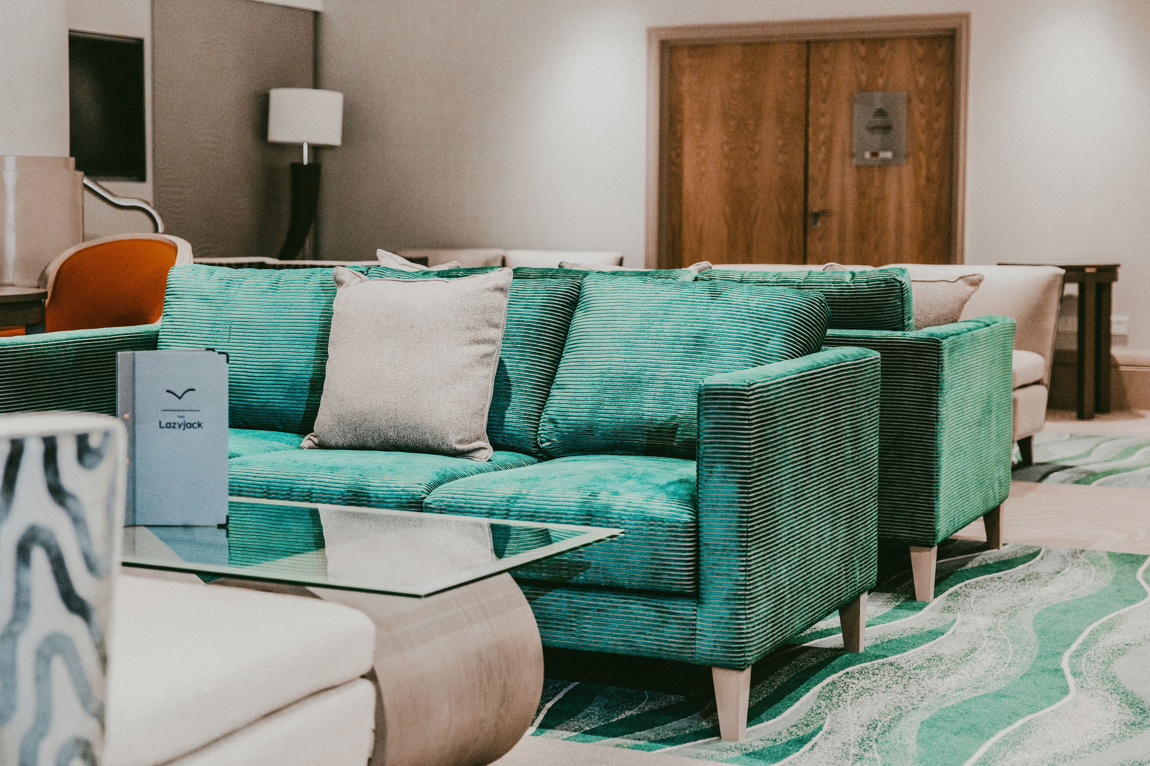 4 bars/lounges, cocktail bar