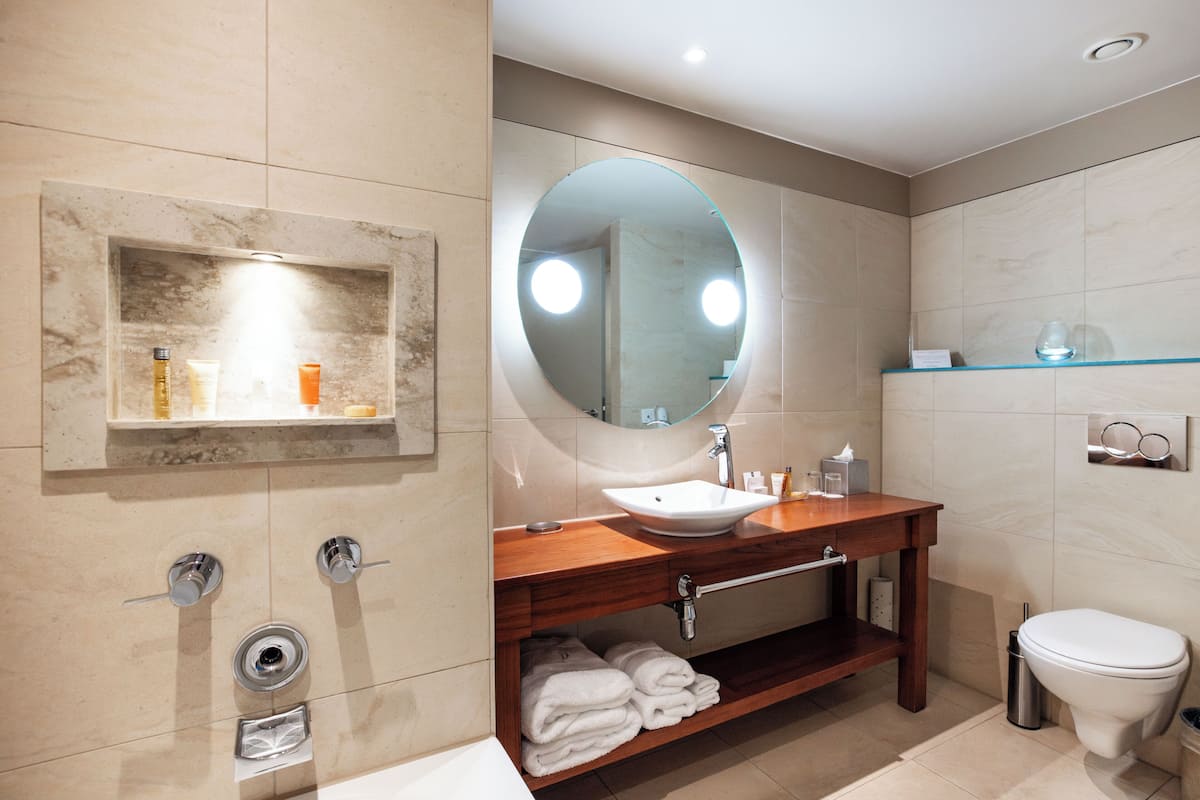 double room (platinum) | bathroom | free toiletries, hair dryer, bathrobes, slippers