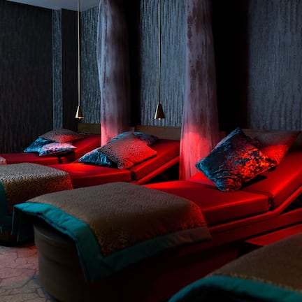 Sauna, jakuzi, buhar odası, vücut bakımı, aromaterapi, sıcak taş masajı