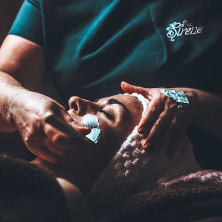 Sauna, jakuzi, buhar odası, vücut bakımı, aromaterapi, sıcak taş masajı