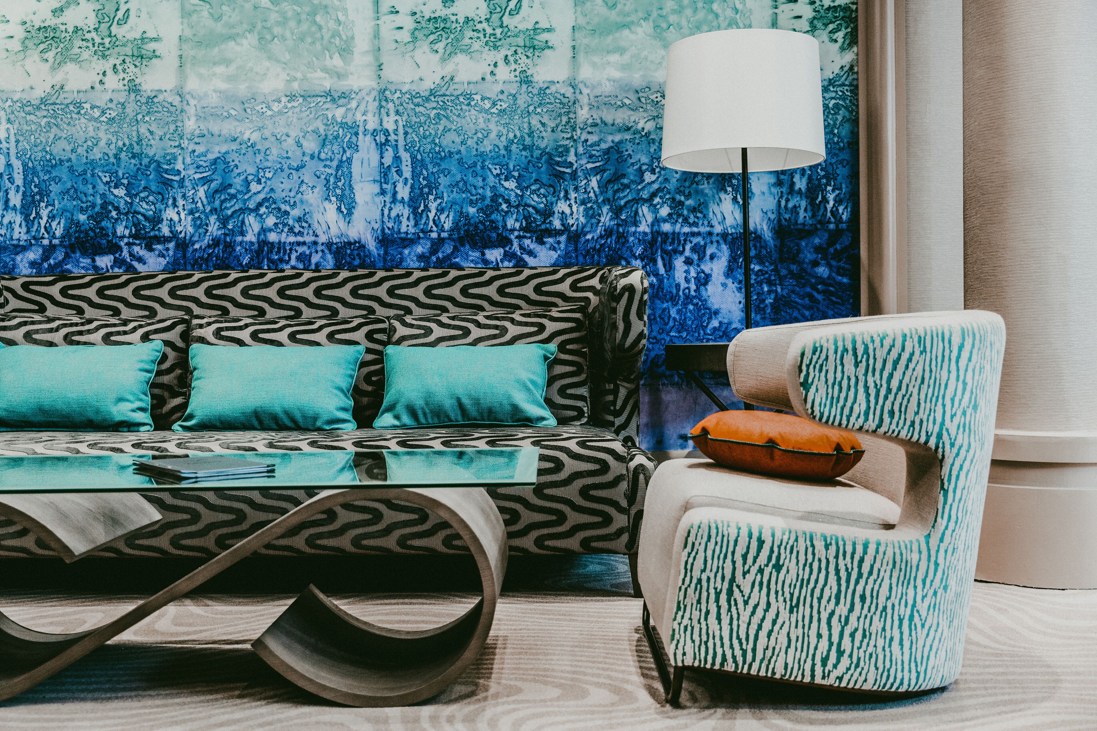 4 bars/lounges, cocktail bar