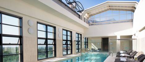 Piscina interna, espreguiçadeiras