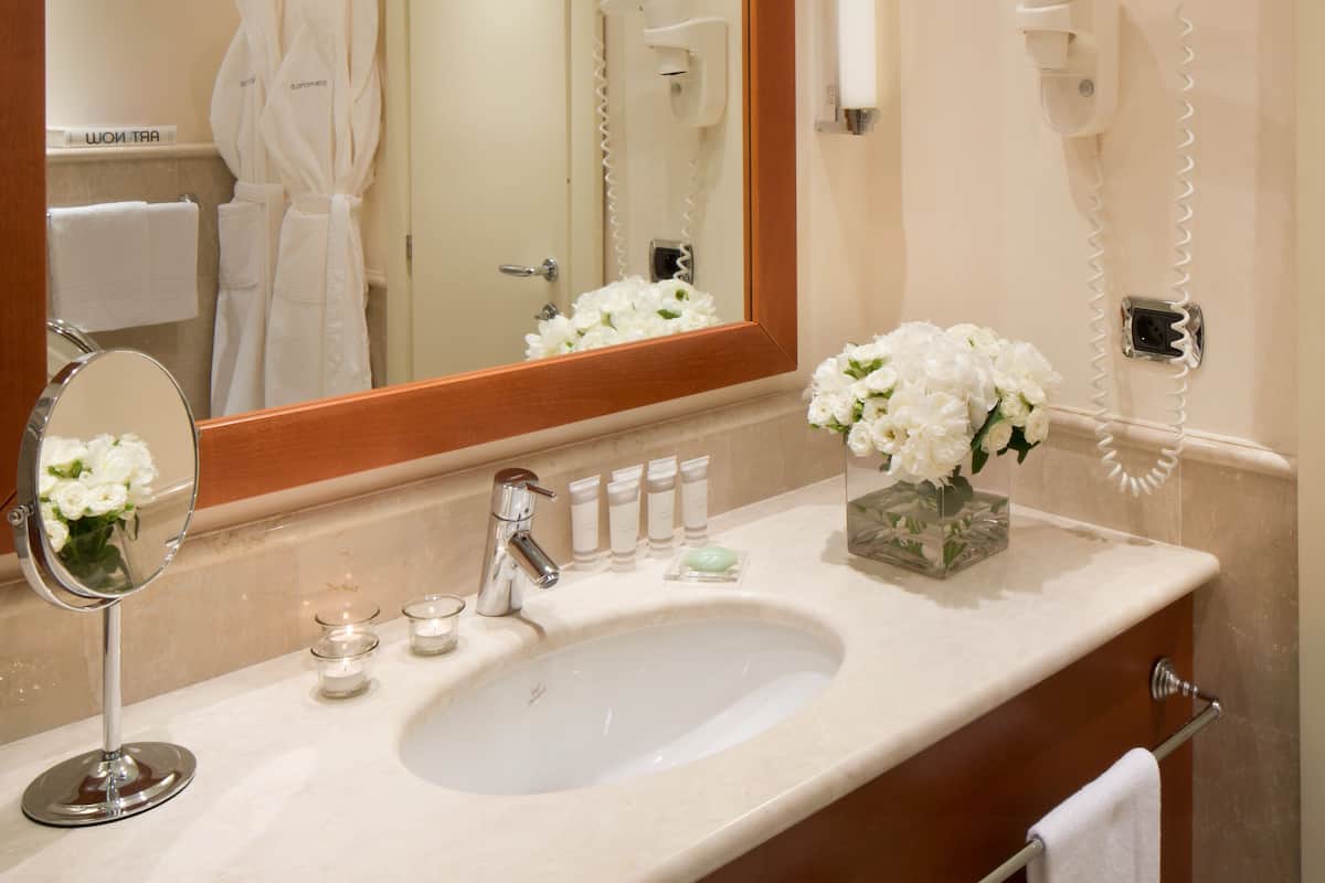 suite | bathroom | free toiletries, hair dryer, bidet, towels