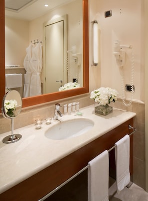 Suite | Bagno | Set di cortesia gratuito, asciugacapelli, bidet, asciugamani