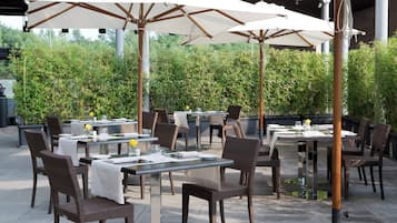 Petit déjeuner, déjeuner et dßner servis sur place