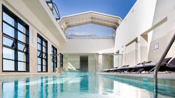 Indoor pool, sun loungers