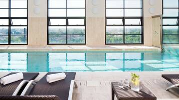 Inomhuspool och solstolar