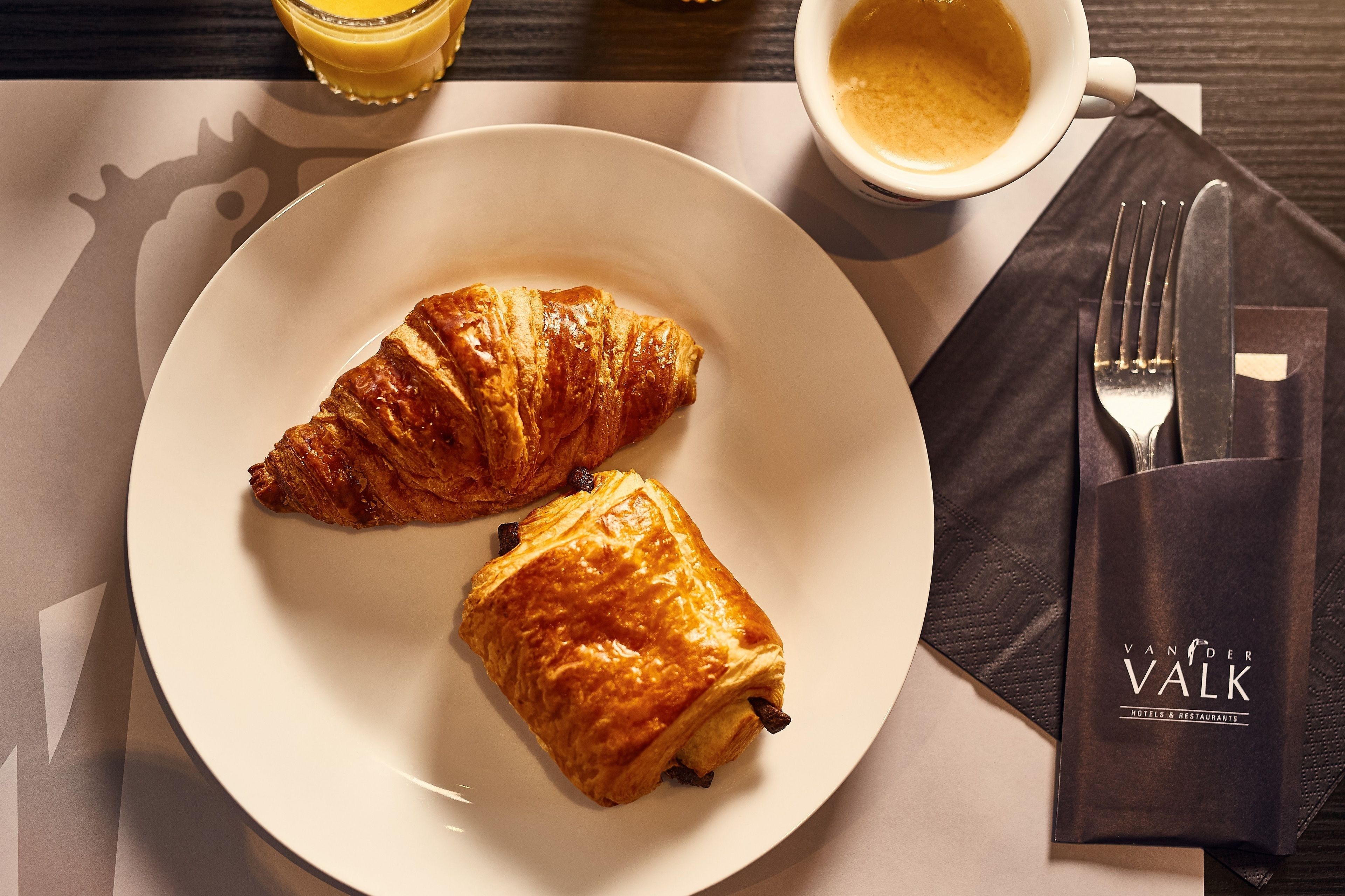 daily full breakfast (eur 21 per person)