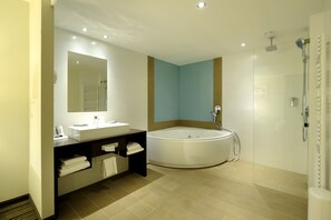 Habitación doble junior | Baño | Amenidades de baño gratuitas, secadora de cabello, toallas 
