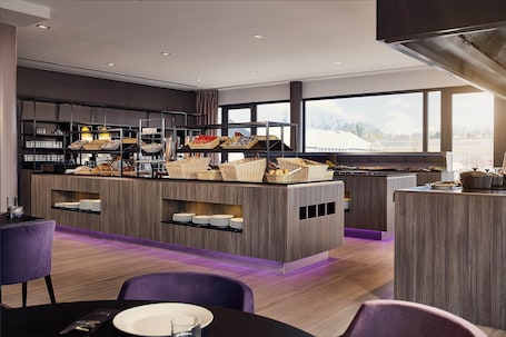 每日供应全套早餐(每人 EUR 21). 沙勒罗伊机场凡德瓦克酒店