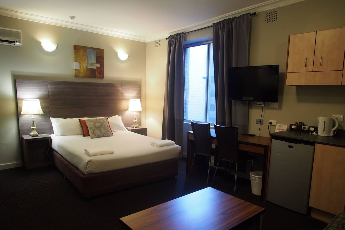 Diva Suite | Desk, iron/ironing board, rollaway beds, free WiFi