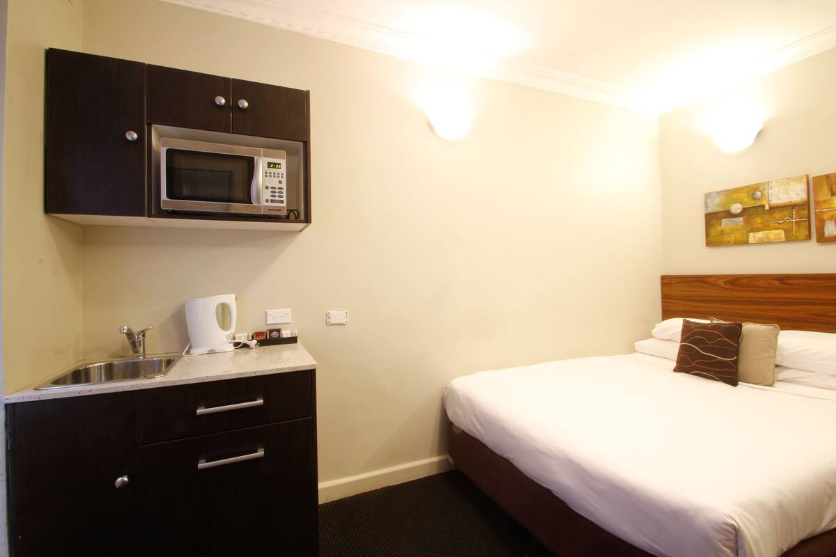 Standard Studio | Desk, iron/ironing board, rollaway beds, free WiFi
