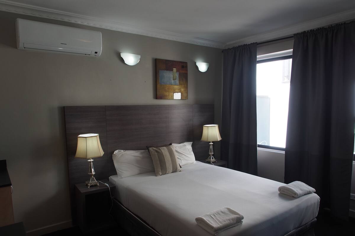 Roslyn Suite | Desk, iron/ironing board, rollaway beds, free WiFi