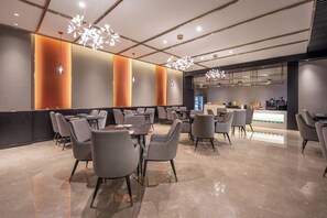 Breakfast, lunch and dinner served - Dijing Hotel Shanghai (Shanghai)