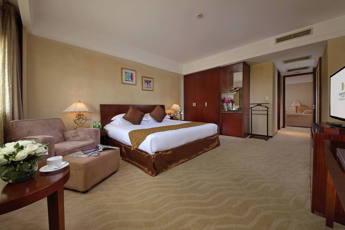 Business Room | Living area | Flat-screen TV