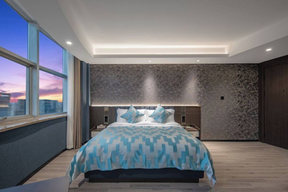 Premium bedding, Select Comfort beds, in-room safe, desk