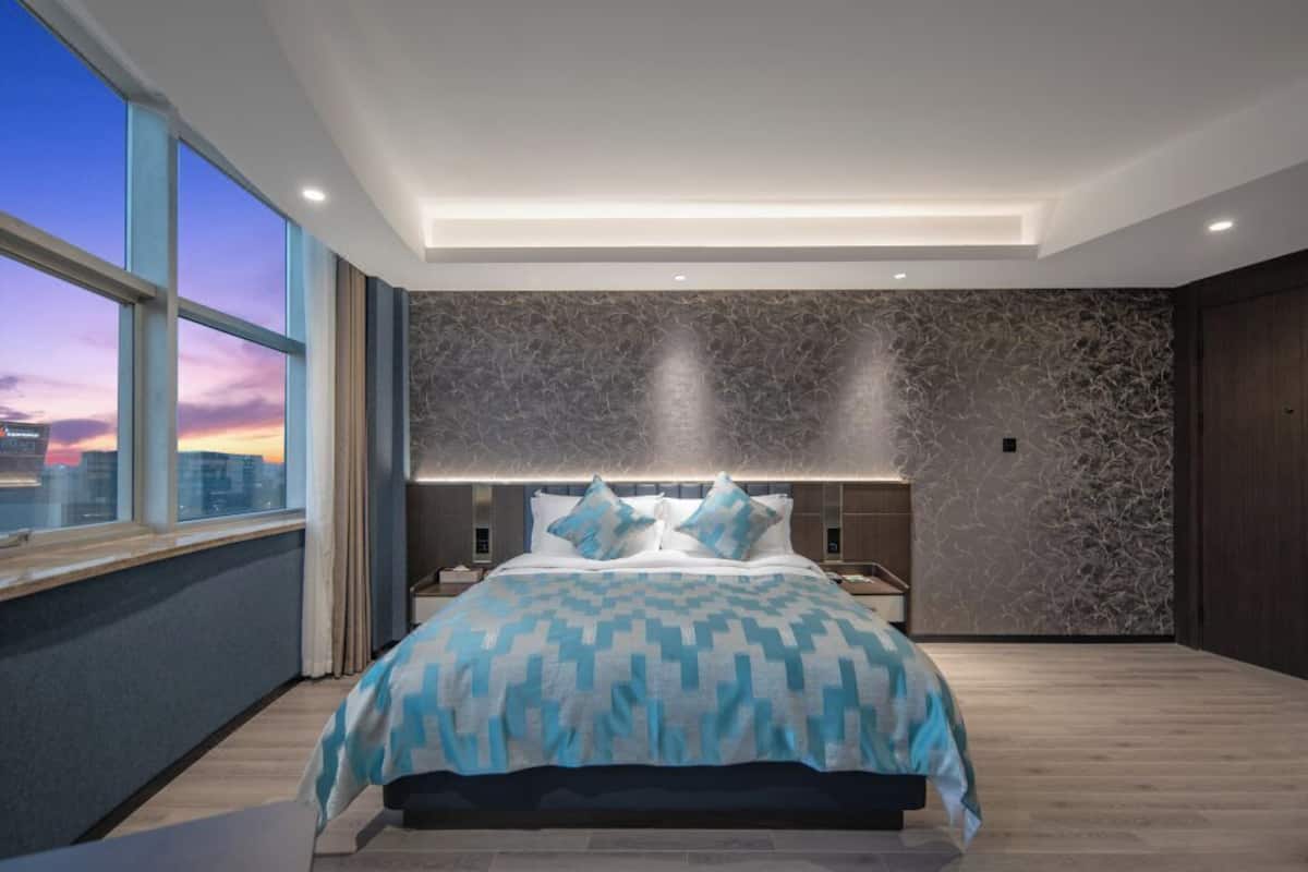 Premium bedding, Select Comfort beds, in-room safe, desk