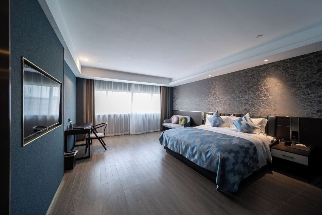 Premium bedding, Select Comfort beds, in-room safe, desk