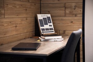 Individually decorated, desk, laptop workspace, blackout curtains - The Brewery Hotel (Karlskrona)