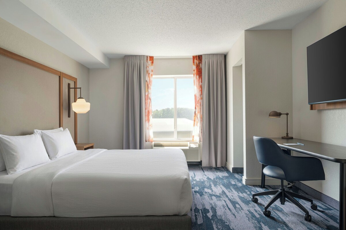 Suite, 1 King Bed with Sofa bed, Hearing Accessible, Bathtub (Mobility Accessible) | Premium bedding, pillow-top beds, desk, laptop workspace