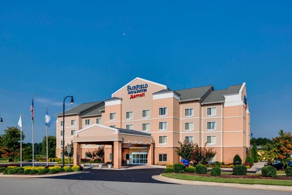 A Fairfield Inn & Suites by Marriott hotel with a covered entrance, multiple floors, and a landscaped front yard. - Fairfield Inn & Suites by Marriott South Hill (La Crosse)