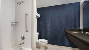Un baño moderno con bañera, inodoro y lavamanos.