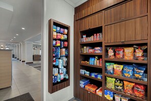Un hall d’hôtel équipé d’un distributeur automatique de collations et d’un présentoir de snacks.