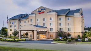 Un hotel Fairfield Inn & Suites by Marriott con entrada principal, varios pisos y estacionamiento.