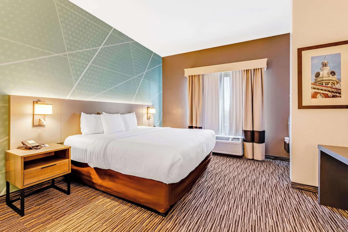 Suite, Non Smoking | Desk, iron/ironing board, free WiFi, bed sheets