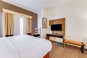 Suite, Non Smoking | Desk, iron/ironing board, free WiFi, bed sheets