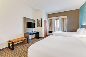 Escritorio, tabla de planchar con plancha, wifi gratis y ropa de cama 