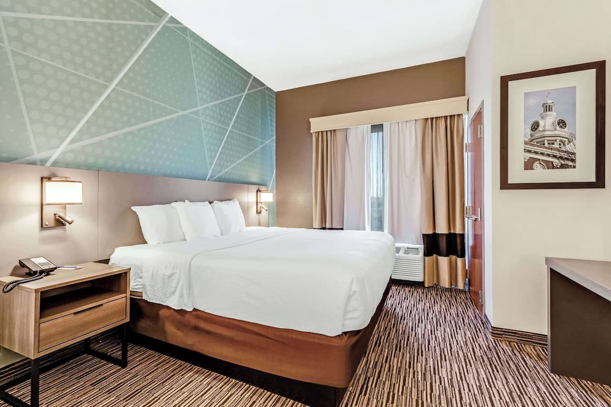 Suite, 1 King Bed with Sofa bed, Accessible, Non Smoking | Desk, iron/ironing board, free WiFi, bed sheets
