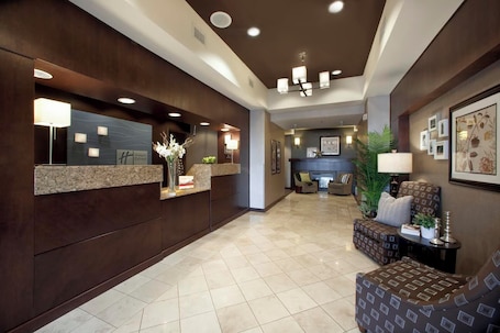 Lobby lounge. Holiday Inn Express Hotel & Suites Austell - Powder Springs by IHG