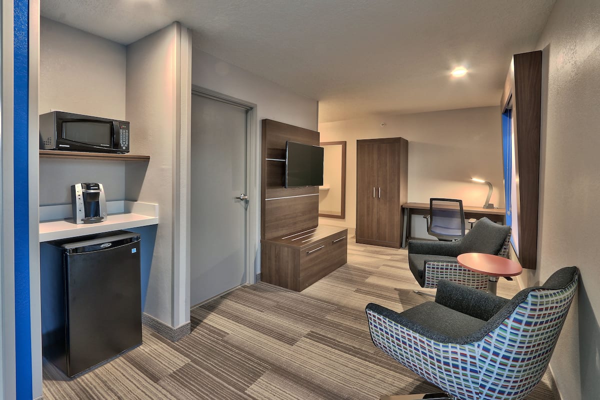 suite, 1 king bed | 1 bedroom, desk, laptop workspace, blackout curtains