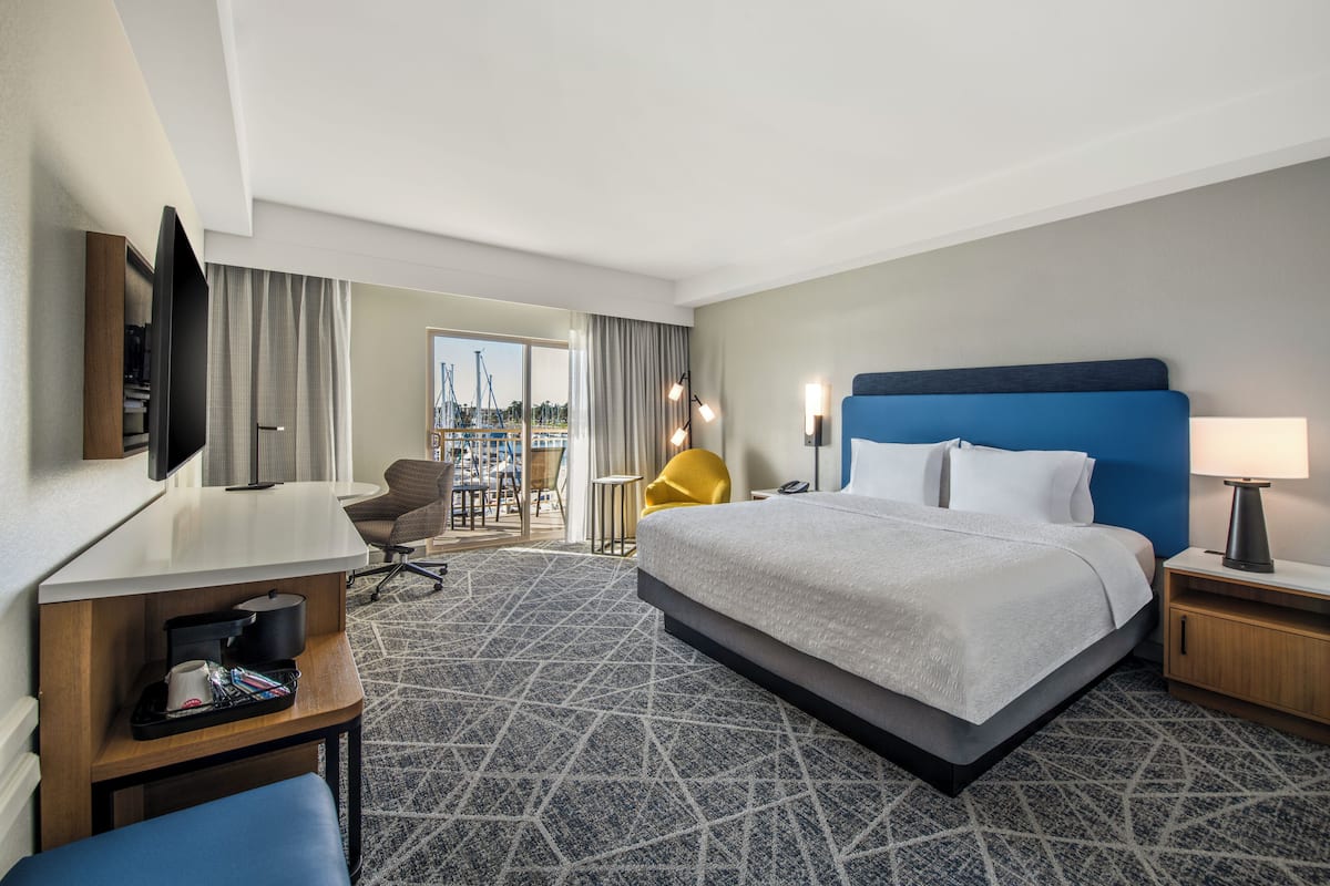 Camera, 1 letto king, non fumatori, vista porticciolo (Shower Only) | Una cassaforte in camera, una scrivania, ferro/asse da stiro