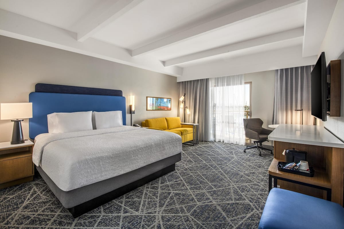 Chambre Standard, 1 très grand lit et 1 canapé-lit, non-fumeur (Shower Only)