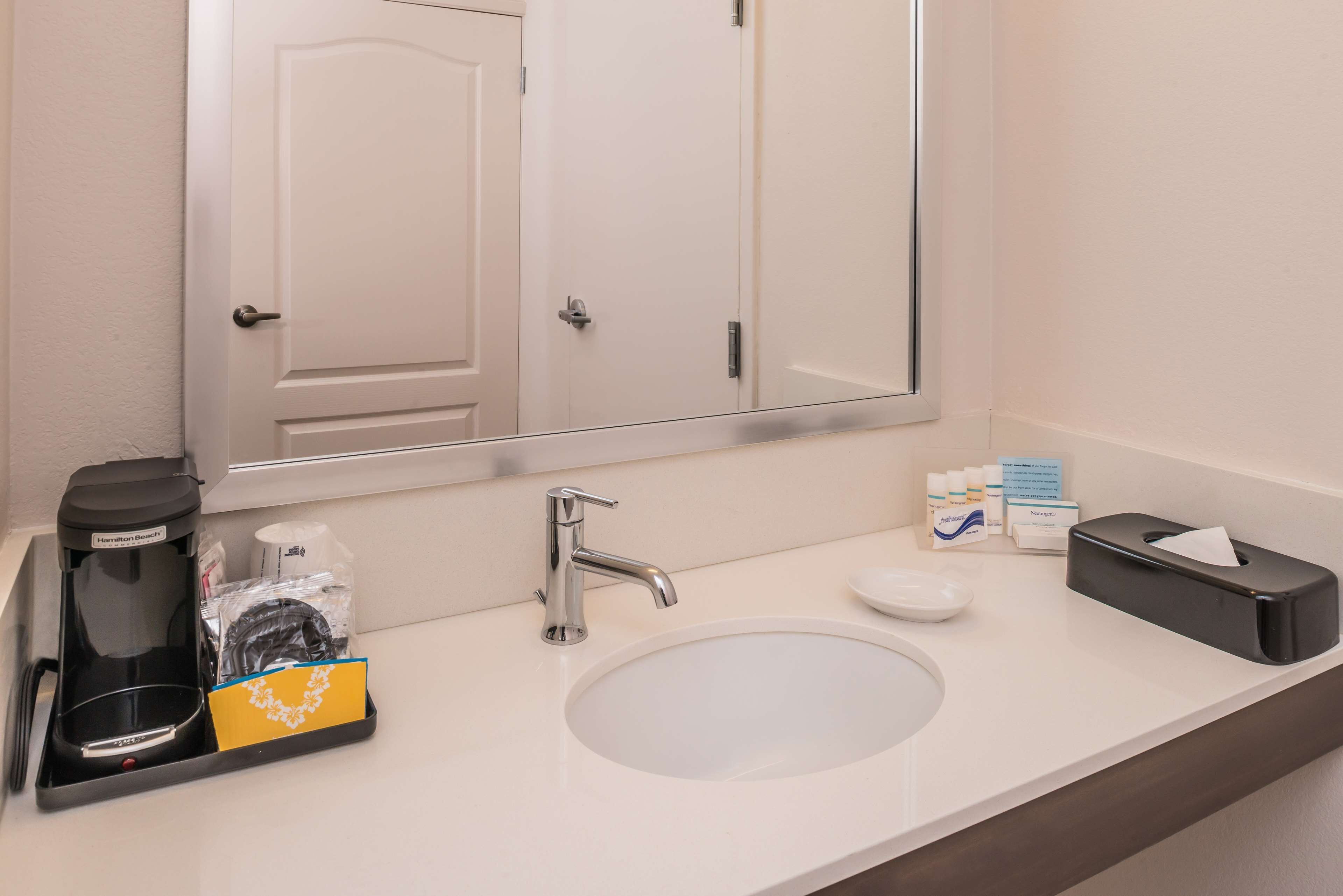 Produtos de toalete grátis, secador de cabelo, toalhas de banho 