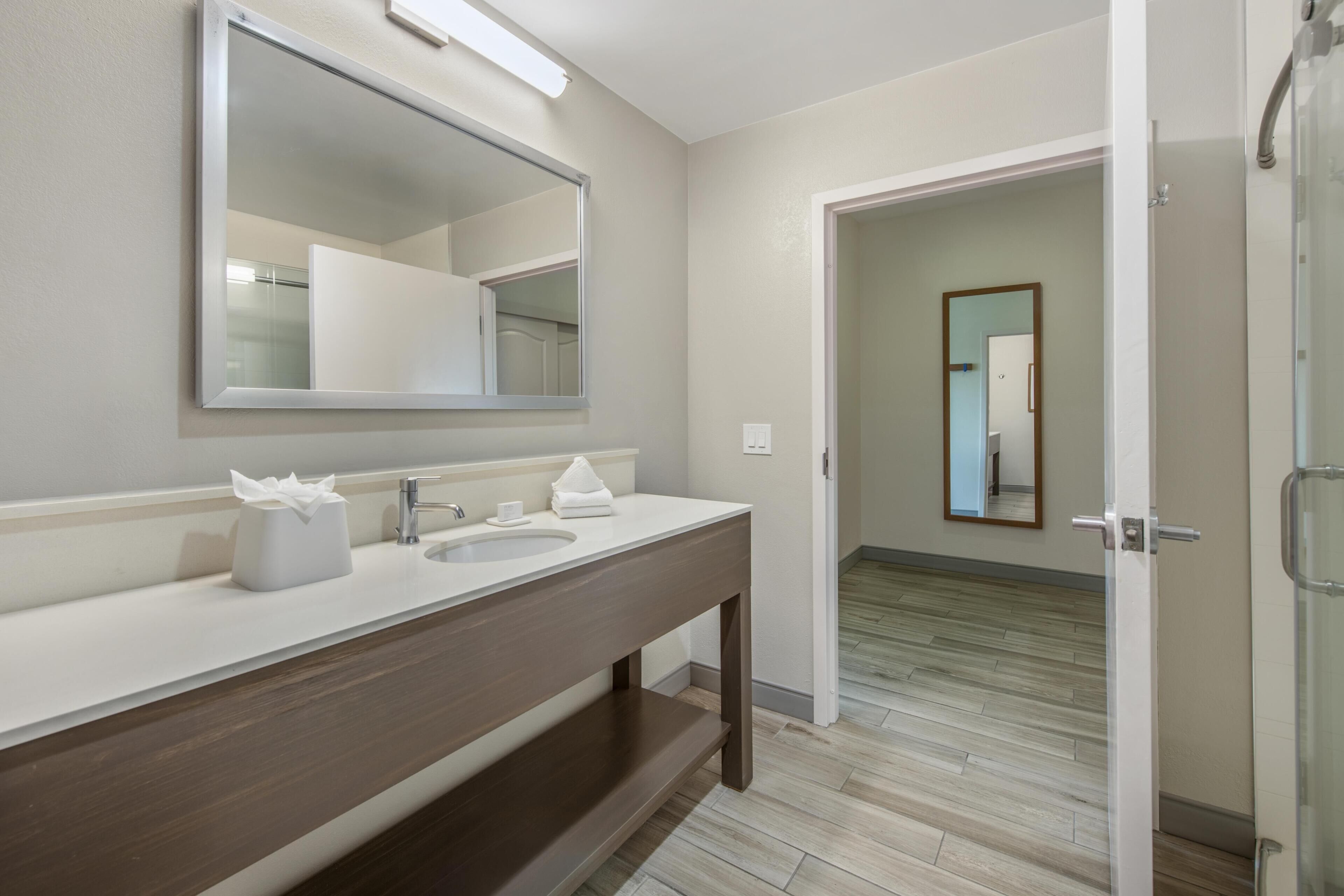 Room, 1 King Bed, Non Smoking (Oversized) | Bathroom