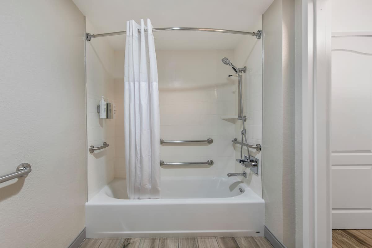 Set di cortesia gratuito, asciugacapelli, asciugamani