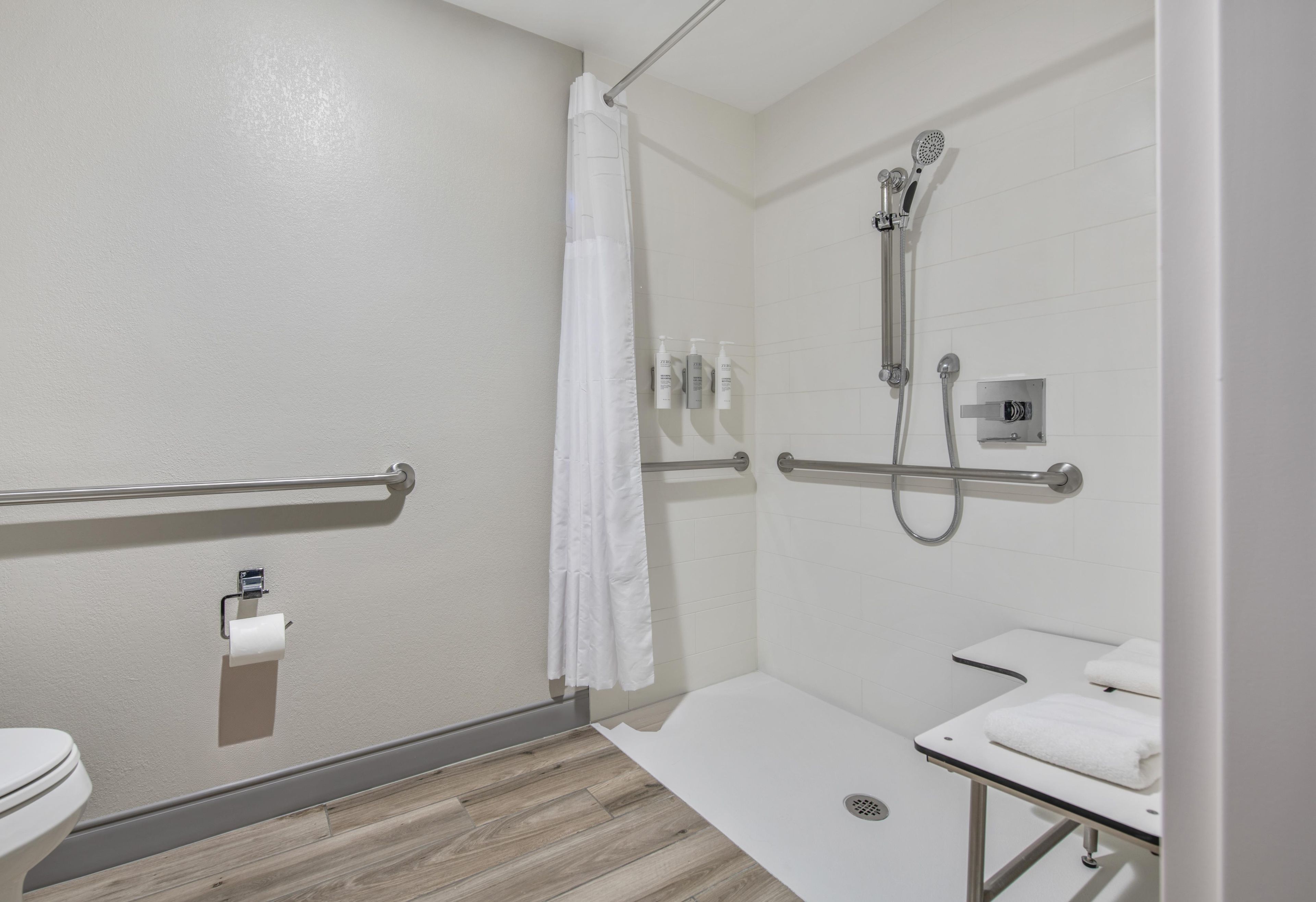 Un bagno moderno con doccia, wc e portasci.