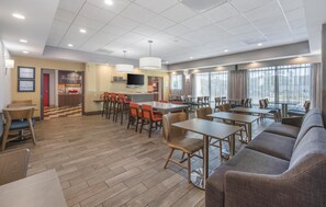 Free daily buffet breakfast - Hampton Inn Channel Islands Harbor/Oxnard (Oxnard)
