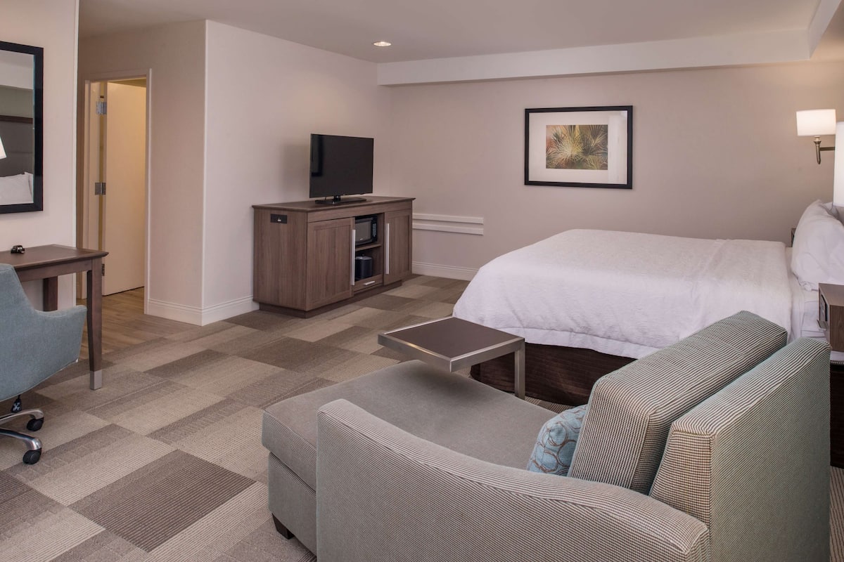 In-room safe, desk, iron/ironing board, free WiFi